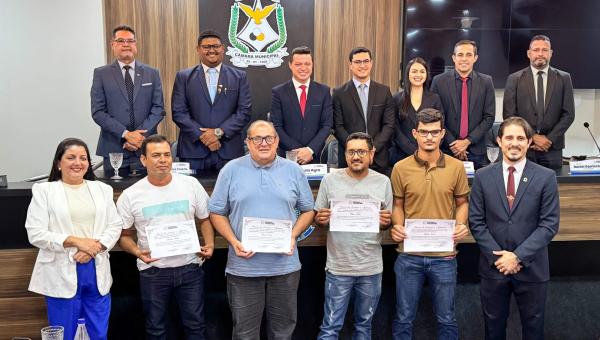 Legislativo colinense homenageia servidores da limpeza pública com Moção de Aplausos
