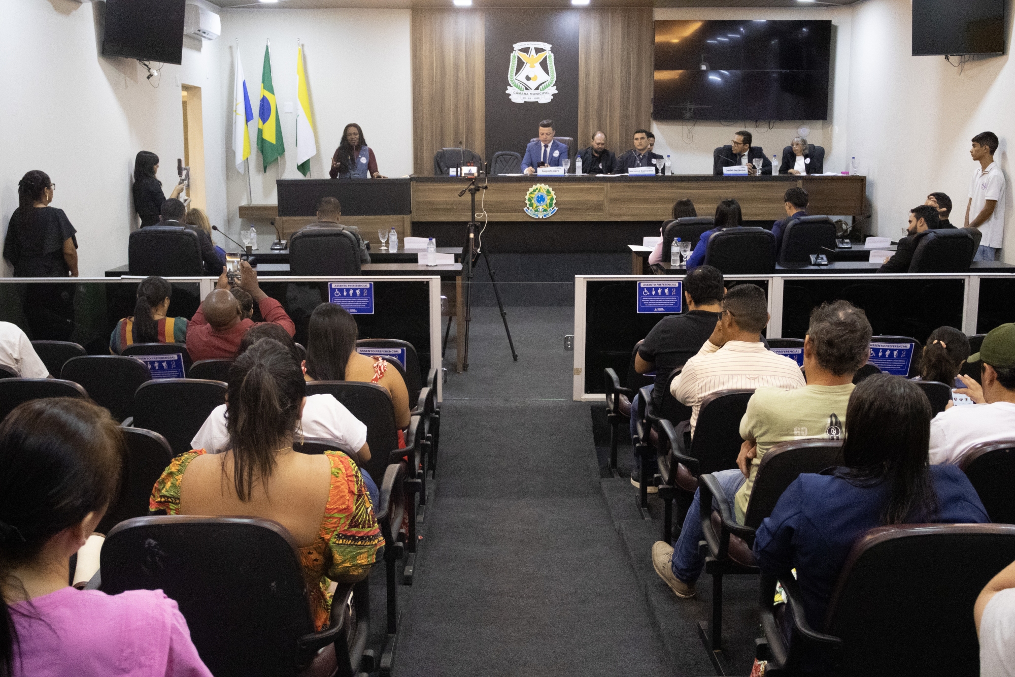 Câmara de Colinas realiza sessão especial em alusão ao Abril Azul com participação da neuropsicopedagoga Eliete Oliveira
